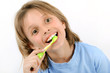 Portrait d'enfant blond se brossant les dents