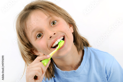 Photo: Portrait d'enfant blond se brossant les dents Portrait d'enfant blond se brossant les dents