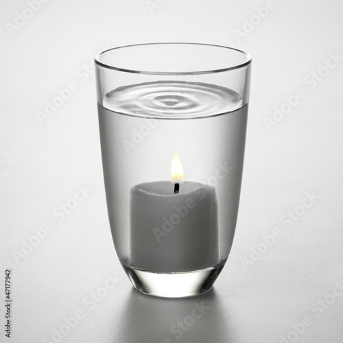 Photo: Wasserglas mit Kerze Wasserglas mit Kerze