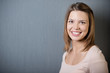 portrait frau vor grauer wand