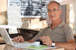 Foto: Grey-haired man in coffee shop Grey-haired man in coffee shop