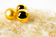 glänzende und matte goldene Baumkugeln auf Engelshaar