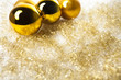 glänzende und matte goldene Baumkugeln auf Engelshaar