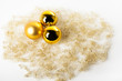 glänzende und matte goldene Baumkugeln auf Engelshaar
