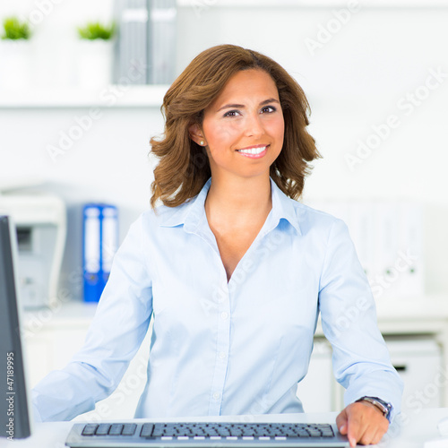 Photo: geschäftsfrau am computer geschäftsfrau am computer