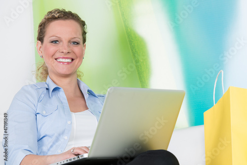 Photo: frau kauft online ein frau kauft online ein