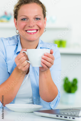 Photo: frau mit einer tasse kaffe frau mit einer tasse kaffe