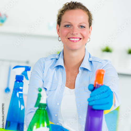 Photo: glückliche frau beim hausputz glückliche frau beim hausputz