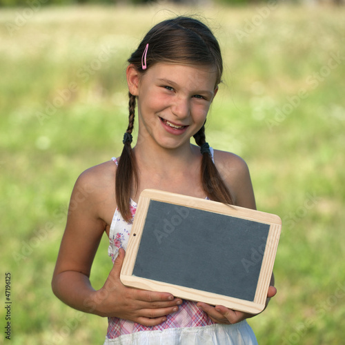 Photo: Kind mit Schiefertafel Kind mit Schiefertafel