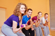 Lachende Frau in Sportgruppe im Fitnesscenter