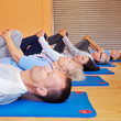 Senioren beim Sportkurs im Fitnesscenter