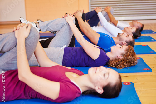 Photo: Gruppe macht Dehnübungen im Fitnesscenter Gruppe macht Dehnübungen im Fitnesscenter