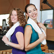 Frauen mit Handtuch im Fitnesscenter