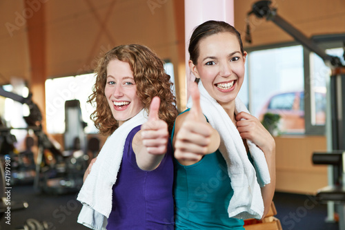Photo: Frauen im Fitnesscenter halten Daumen hoch Frauen im Fitnesscenter halten Daumen hoch