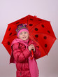 kind mit regenschirm