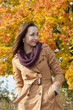 junge Frau im herbstlichen Park