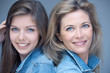 Photo: mère et fille jeans sourire mère et fille jeans sourire