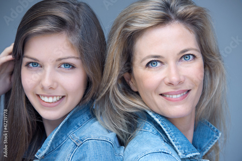 Photo: mère et fille jeans sourire mère et fille jeans sourire