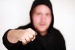 Mann mit Schlagring