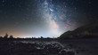 Vídeo: Milky way over mountain river Milky way over mountain river