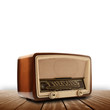 radio vintage su fondo di legno