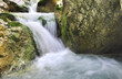 chutes d'eau entre rochers