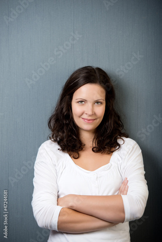 Photo: frau mit verschränkten armen frau mit verschränkten armen