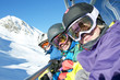 Drei Skikids im Sessellift
