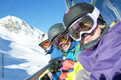 Photo: Drei Skikids im Sessellift Drei Skikids im Sessellift
