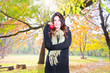 Foto: Beautiful girl hold an apple on sunny day in park Beautiful girl hold an apple on sunny day in park