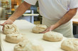 Photo : Bäcker beim Backen von Brot Bäcker beim Backen von Brot