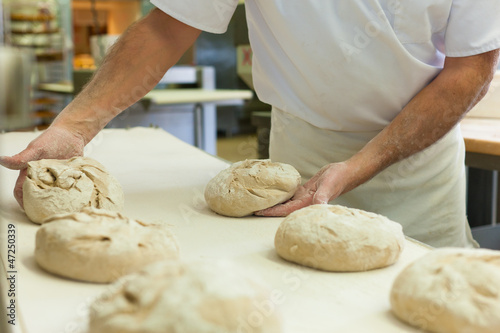 Photo: Bäcker beim Backen von Brot Bäcker beim Backen von Brot