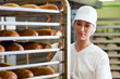 Bäckerin beim Brot backen