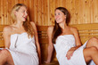 Lachende Frauen reden in der Sauna