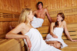 Mann und Frauen in gemischter Sauna