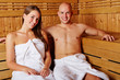 Paar lächelt in Sauna