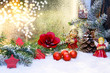 Weihnachtliche Dekoration am Fenster