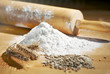 Roggenmehl mit Roggenähren und Roggenkörnern