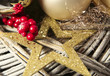 Goldzauber, Beeren und Weihnachtskugeln