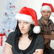 Schmollendes Paar unterm Weihnachtsbaum