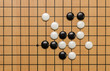 Spielsteine auf einem Go Brett