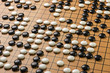 Spielsteine auf einem Go Brett
