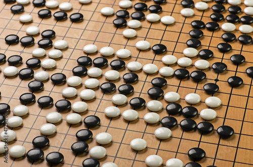 Photo: Spielsteine auf einem Go Brett Spielsteine auf einem Go Brett