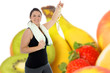 Foto: Junge Frau mit Bandmaß und frischem Obst Junge Frau mit Bandmaß und frischem Obst