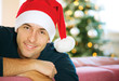 Foto: Handsome Young Man wearing Santa's Hat. Christmas Guy Portrait Handsome Young Man wearing Santa's Hat. Christmas Guy Portrait