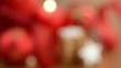 Weihnachtsgebäck wie Zimtsterne und brennende Kerze