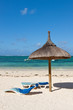 fauteuil de plage sous parasol de paille, Maurice