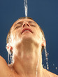 Foto: Hombre joven refrescándose con agua,hidratación. Hombre joven refrescándose con agua,hidratación.