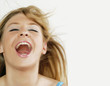 Joven mujer alegre,riendo y feliz.