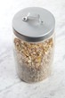 Foto: Haferflocken-Müsli im Glas auf Marmor Haferflocken-Müsli im Glas auf Marmor